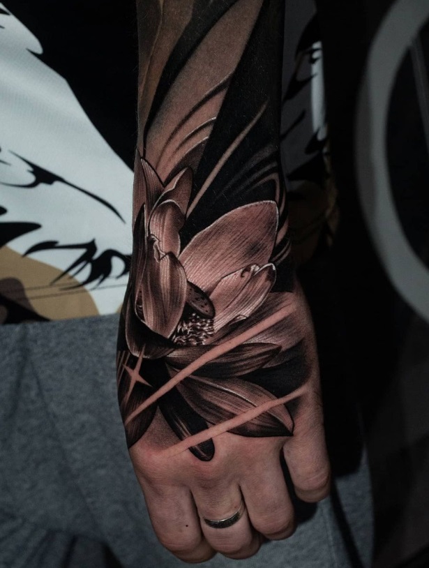 Tatuagem na Mão: 40 fotos de tattoos exclusivas 25 tatuagem na mao foto 25
